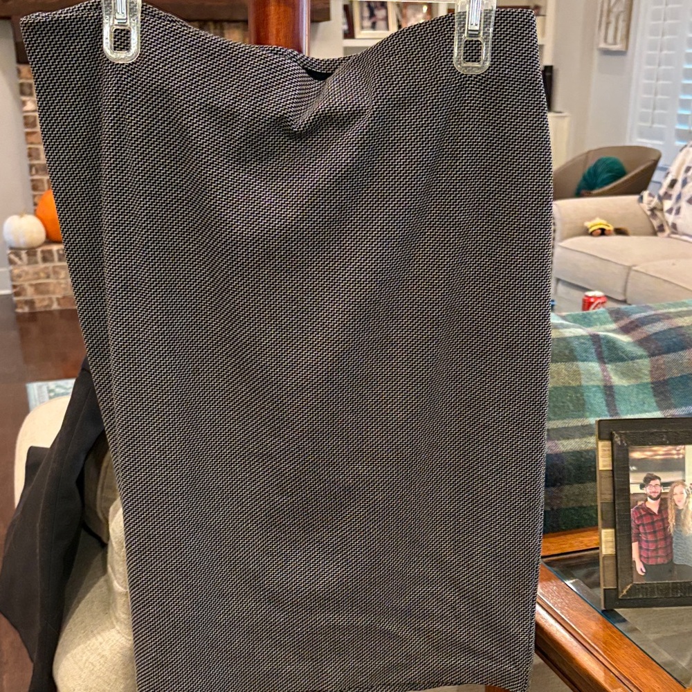 Dalia Collection Black and White Pencil Skirt-size 14. Stretch waist.